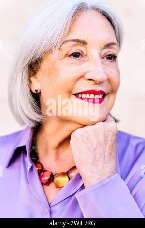 ritratto di una bella donna anziana sorridente Foto Stock