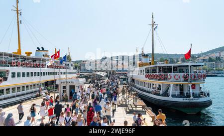 Istanbul, Turchia - 17 agosto 2022: I turisti scendono dal terminal dei traghetti e dal molo per arrivare all'Isola del Principe nel mare di Istanbul Marmara Foto Stock