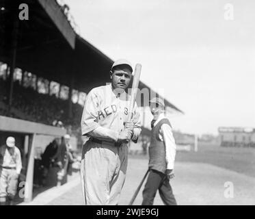 La leggenda del baseball Babe Ruth indossa un'uniforme dei Boston Red Sox, tenendo una mazza, 1919 Foto Stock