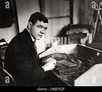 George Herman 'Babe' Ruth ritratto, seduto, rotolando un sigaro - Underwood & Underwood, 1919 Foto Stock