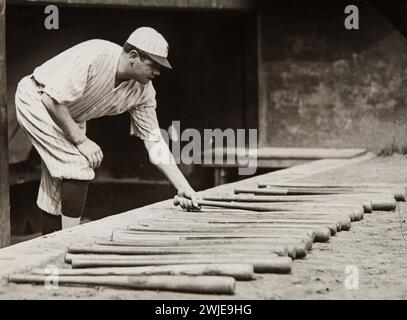 La leggenda del baseball Babe Ruth Selecting Bat, 1921 Foto Stock