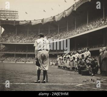 Babe Ruth, 1948 - "The Babe Bows Out" iconica fotografia sportiva di Nat Fein. Il numero del bambino fu ritirato allo Yankee Stadium. Ha vinto il premio Pulitzer 1949. Il sultano di Swat morì pochi mesi dopo Foto Stock