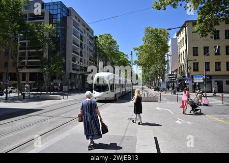 Lione (Francia centro-orientale), 2° arrondissement (distretto): Tram e pedoni all'angolo tra "Cours Suchet" e "Cours Charlemagne" Foto Stock
