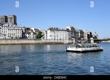 Parigi (Francia): Battello fluviale sul fiume Senna lungo la superstrada Georges Pompidou nel 1° arrondissement (distretto) Foto Stock