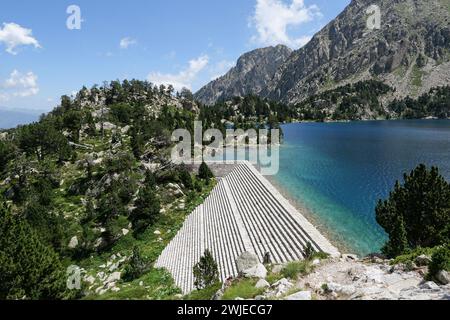 Spagna, Catalogna: Lago Estany Negre de Peguera nel Parco Nazionale Aiguestortes i Estany de Sant Maurici Foto Stock