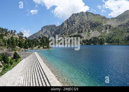 Spagna, Catalogna: Lago Estany Negre de Peguera nel Parco Nazionale Aiguestortes i Estany de Sant Maurici Foto Stock