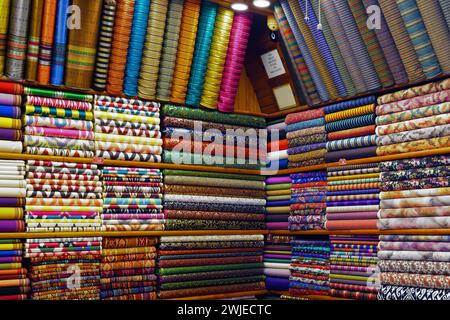 Tessuti multicolore in vendita nel Grand Bazaar Istanbul, Turchia. Prodotti artigianali arabi e turchi nel bazar orientale Foto Stock