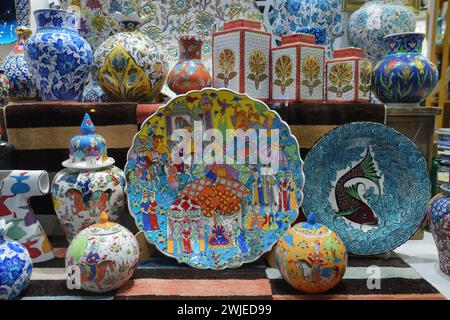 Istanbul, Turchia - 10 dicembre 2023: Souvenir, oggetti e ceramiche turche fatti a mano con i tradizionali disegni di iznik, eredità dell'Impero Ottomano Foto Stock