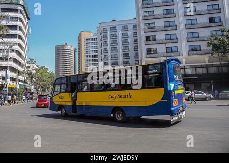Nairobi, Kenya. 14 febbraio 2024. Un autobus keniota porta i pendolari al CBD di Nairobi durante il giorno di San Valentino a Nairobi. I kenioti riempivano varie strade in tutto il paese mentre celebravano San Valentino nonostante la dura situazione economica che si sta attualmente vivendo. Anche i fioristi e i negozi di articoli da regalo sparsi in tutta la città di Nairobi hanno registrato un aumento del traffico, mentre i kenioti colsero il momento di acquistare regali e cestini per i loro cari. Il Kenya è un grande esportatore di fiori in Europa e in Medio Oriente. Credito: SOPA Images Limited/Alamy Live News Foto Stock