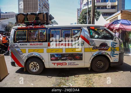 Nairobi, Kenya. 14 febbraio 2024. A matatu (van) consegna fiori al mercato cittadino di Nairobi durante San Valentino a Nairobi. I kenioti riempivano varie strade in tutto il paese mentre celebravano San Valentino nonostante la dura situazione economica che si sta attualmente vivendo. Anche i fioristi e i negozi di articoli da regalo sparsi in tutta la città di Nairobi hanno registrato un aumento del traffico, mentre i kenioti colsero il momento di acquistare regali e cestini per i loro cari. Il Kenya è un grande esportatore di fiori in Europa e in Medio Oriente. Credito: SOPA Images Limited/Alamy Live News Foto Stock