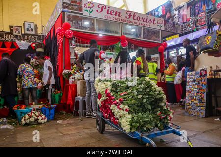 Nairobi, Kenya. 14 febbraio 2024. Fiori consegnati in un negozio al mercato cittadino di Nairobi durante San Valentino a Nairobi. I kenioti riempivano varie strade in tutto il paese mentre celebravano San Valentino nonostante la dura situazione economica che si sta attualmente vivendo. Anche i fioristi e i negozi di articoli da regalo sparsi in tutta la città di Nairobi hanno registrato un aumento del traffico, mentre i kenioti colsero il momento di acquistare regali e cestini per i loro cari. Il Kenya è un grande esportatore di fiori in Europa e in Medio Oriente. Credito: SOPA Images Limited/Alamy Live News Foto Stock