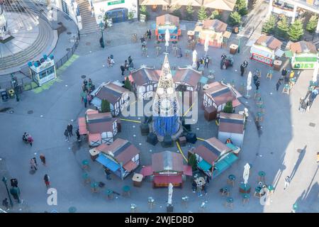 VIENNA, AUSTRIA - 21 novembre 2023: Vista sul parco divertimenti Prater Vien dalla Wiener Riesenrad - ruota panoramica gigante di Vienna Foto Stock