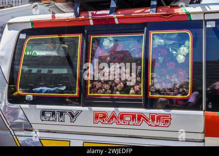 Nairobi, Kenya. 14 febbraio 2024. A matatu (van) consegna fiori al mercato cittadino di Nairobi durante San Valentino a Nairobi. I kenioti riempivano varie strade in tutto il paese mentre celebravano San Valentino nonostante la dura situazione economica che si sta attualmente vivendo. Anche i fioristi e i negozi di articoli da regalo sparsi in tutta la città di Nairobi hanno registrato un aumento del traffico, mentre i kenioti colsero il momento di acquistare regali e cestini per i loro cari. Il Kenya è un grande esportatore di fiori in Europa e in Medio Oriente. (Foto di Boniface Muthoni/SOPA Images/Sipa USA) credito: SIPA USA/Alamy Live News Foto Stock