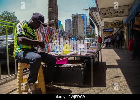 Nairobi, Kenya. 14 febbraio 2024. Un venditore di libri keniota visto lungo via Muindi bingu durante San Valentino a Nairobi. I kenioti riempivano varie strade in tutto il paese mentre celebravano San Valentino nonostante la dura situazione economica che si sta attualmente vivendo. Anche i fioristi e i negozi di articoli da regalo sparsi in tutta la città di Nairobi hanno registrato un aumento del traffico, mentre i kenioti colsero il momento di acquistare regali e cestini per i loro cari. Il Kenya è un grande esportatore di fiori in Europa e in Medio Oriente. (Foto di Boniface Muthoni/SOPA Images/Sipa USA) credito: SIPA USA/Alamy Live News Foto Stock