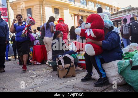 Nairobi, Kenya. 14 febbraio 2024. I venditori kenioti attendono i clienti lungo via Tom Mboya durante il giorno di San Valentino a Nairobi. I kenioti riempivano varie strade in tutto il paese mentre celebravano San Valentino nonostante la dura situazione economica che si sta attualmente vivendo. Anche i fioristi e i negozi di articoli da regalo sparsi in tutta la città di Nairobi hanno registrato un aumento del traffico, mentre i kenioti colsero il momento di acquistare regali e cestini per i loro cari. Il Kenya è un grande esportatore di fiori in Europa e in Medio Oriente. (Foto di Boniface Muthoni/SOPA Images/Sipa USA) credito: SIPA USA/Alamy Live News Foto Stock