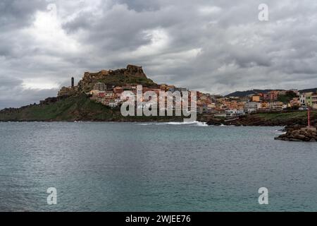 Castelsardo, Italia - 16 gennaio 2024: Veduta della colorata cittadina collinare di Castelsardo nel nord della Sardegna Foto Stock