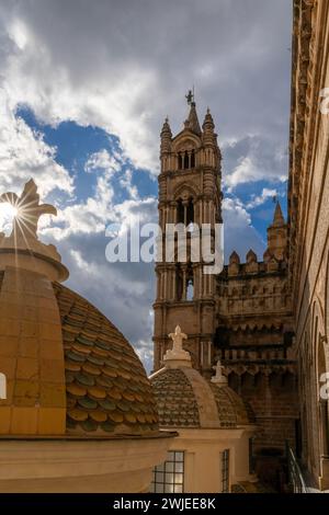 Uno dei due campanili e tetto con cupole della Cattedrale di Palermo con un'esplosione di sole Foto Stock