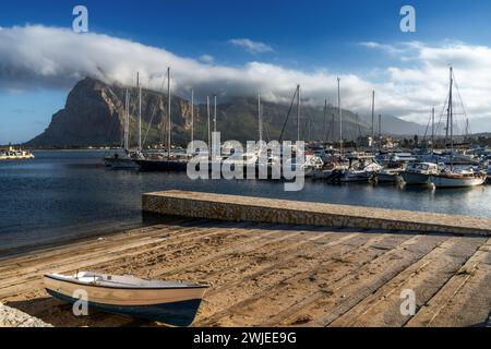 San Vito lo Capo, Italia - 4 gennaio 2024: Veduta del porto e del porticciolo sportivo di San Vito lo Capo con Monte Monaco sullo sfondo Foto Stock