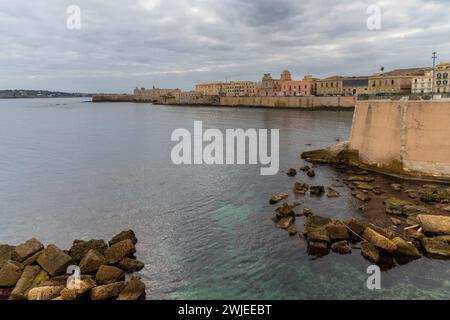 Siracusa, Italia - 28 dicembre 2023: Veduta del centro storico e del lungomare dell'Isola di Ortigia a Siracusa in Sicilia Foto Stock