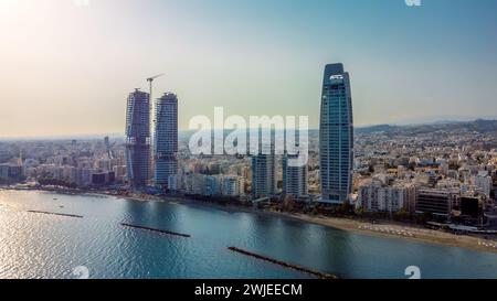Gli alti edifici lungo il tranquillo lungomare di Limassol. Cipro Foto Stock