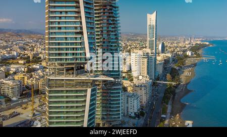 Gli alti edifici lungo il tranquillo lungomare di Limassol. Cipro Foto Stock