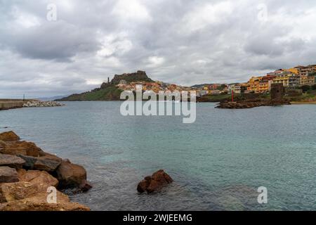 Castelsardo, Italia - 16 gennaio 2024: Veduta della colorata cittadina collinare di Castelsardo nel nord della Sardegna Foto Stock