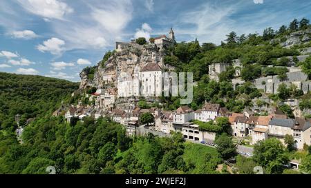 Rocamadour (Francia sud-occidentale): Panoramica del villaggio medievale nella valle dell'Alzou. Village ha ricevuto l’etichetta «Les Plus beaux Villages de France» Foto Stock