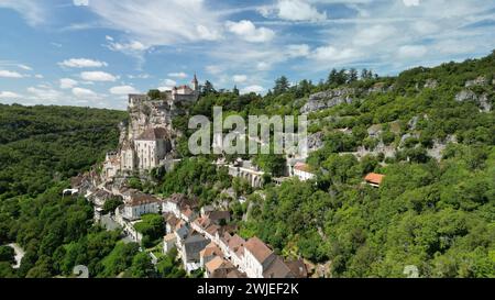 Rocamadour (Francia sud-occidentale): Panoramica del villaggio medievale nella valle dell'Alzou. Village ha ricevuto l’etichetta «Les Plus beaux Villages de France» Foto Stock