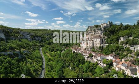 Rocamadour (Francia sud-occidentale): Panoramica del villaggio medievale nella valle dell'Alzou. Village ha ricevuto l’etichetta «Les Plus beaux Villages de France» Foto Stock