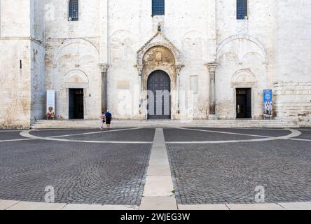 Vista frontale, facciata della Basilica di San Nicola a Bari, Puglia, Italia, patrimonio dell'UNESCO, Bari, Italia, 18 settembre 2022 Foto Stock