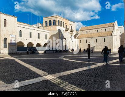 Vista frontale, facciata della Basilica di San Nicola a Bari, Puglia, Italia, patrimonio dell'UNESCO, Bari, Italia, 18 settembre 2022 Foto Stock