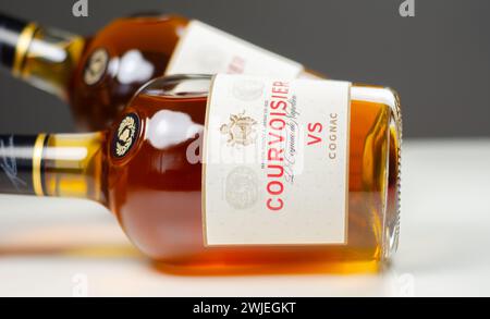 LONDRA, Regno Unito - 14 FEBBRAIO 2024 la combinazione di cognac più giovani e più anziani conferisce a Courvoisier VS cognac un gusto fruttato, delicato e un bouquet farcito Foto Stock