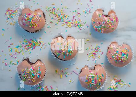 Cupcake al cioccolato decorati con lamponi freschi Foto Stock