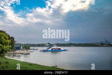 La MV Kazi, uno dei traghetti che operano presso il terminal dei traghetti di Kigamboni a Dar es Salaam, Tanzania Foto Stock