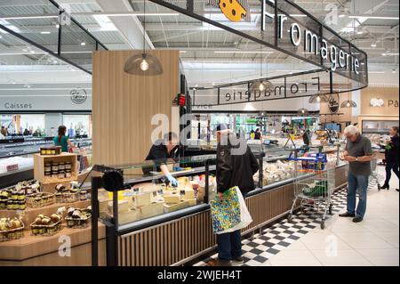 Rouffiac (Francia sud-occidentale): Banco formaggi nel dipartimento lattiero-caseario di un ipermercato E.Leclerc. Formaggio venduto in peso Foto Stock