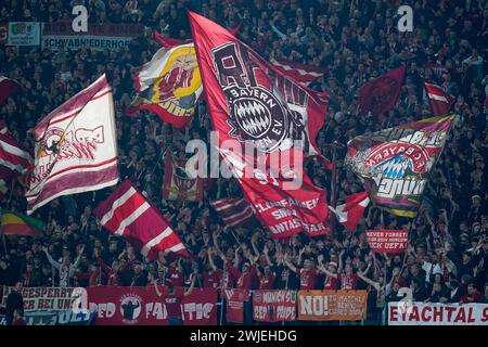 Tifosi del Bayern Monaco durante il turno di UEFA Champions League 16 tra SS Lazio e FC Bayern Monaco allo Stadio Olimpico Roma il 14 febbraio 2024 a Roma. Foto Stock