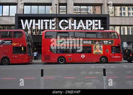 Regno Unito, Londra: Autobus rosso a due piani di fronte al White Chapel Building che ospita la London School of Photography, al numero 10 di Whitechapel High Street Foto Stock