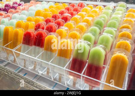 Papaveri colorati alla frutta, gelati. negozio di gelati. Foto Stock