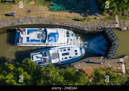 Vista aerea dell'Écluse de l'aiguille Puichéric Look. Canal du Midi nel villaggio di Puichéric Carcassonne Aude, nel sud della Francia, canale navigabile meridionale Foto Stock