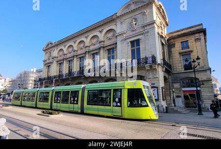 Reims (Francia nord-orientale): Tram che passa in frnt del Teatro dell'Opera in Rue de Vesles, nel centro della città Foto Stock