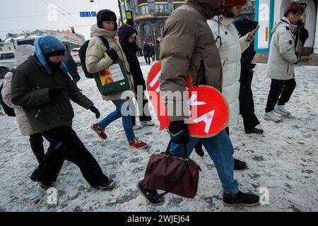 St Pietroburgo, Russia. 14 febbraio 2024. Un passante porta con sé un cartone a forma di cuore durante le celebrazioni di San Valentino del 14 febbraio a San Pietroburgo. (Foto di Artem Priakhin/SOPA Images/Sipa USA) credito: SIPA USA/Alamy Live News Foto Stock