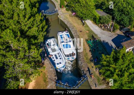 Vista aerea dell'Écluse de l'aiguille Puichéric Look. Canal du Midi nel villaggio di Puichéric Carcassonne Aude, nel sud della Francia, canale navigabile meridionale Foto Stock