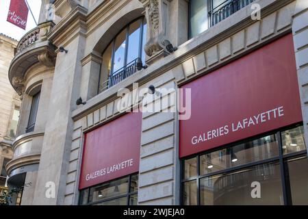 Bordeaux , Francia - 02 15 2024 : testo del cartello della città Galeries Lafayette Bordeaux e logo del marchio sulla facciata della catena del negozio di ingresso muro del negozio della città Foto Stock