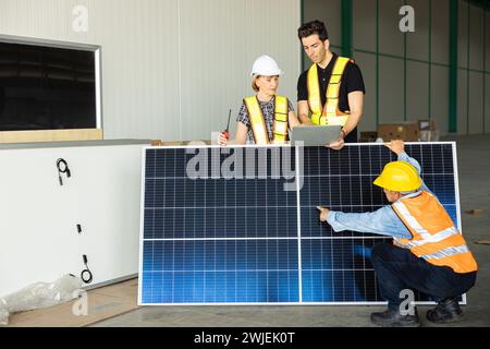 controllo del lavoro del team di ingegneri durante il collaudo del processo del pannello solare prima della sabbiatura al cliente per l'installazione della configurazione Foto Stock