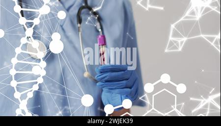 Immagine del filamento di dna e delle forme sopra una donna birazziale medico con provetta Foto Stock