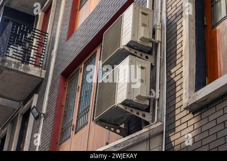 Condizionatore d'aria, unità esterna, condensatore di calore, raffreddamento a ventole, uso di liquido gas di scambio R32 nell'edificio cittadino asiatico Foto Stock