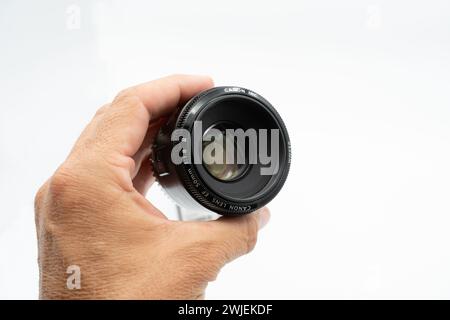 Valencia, Spagna - 8 agosto 2021: Foto del prodotto. Immagine ravvicinata di una mano che tiene in mano un obiettivo fotografico Canon EF 50mm f/1,8 II, mostrandola in dettaglio Foto Stock