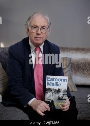 Giornalista veterano ed emittente televisiva Eamonn Mallie nella sua casa nel sud di Belfast prima del lancio del suo libro di memorie, testimone oculare di guerra e pace. Foto Stock