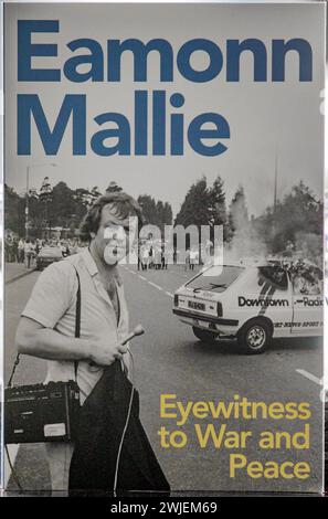 Copertina di EyeWitness to War and Peace, un libro di memorie del giornalista veterano dell'Irlanda del Nord e dell'emittente televisiva Eamonn Mallie. Foto Stock