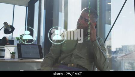 Immagine di icone, connessioni ed elaborazione dei dati su un uomo d'affari caucasico in ufficio Foto Stock
